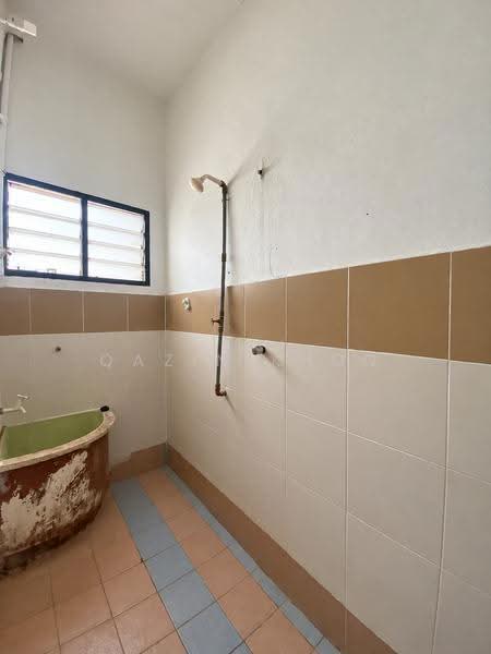 1-storey Terraced House for Sale in Taman Canning (Ipoh) - Qazin Khoo - Bathroom - PropertyGuru.com.my