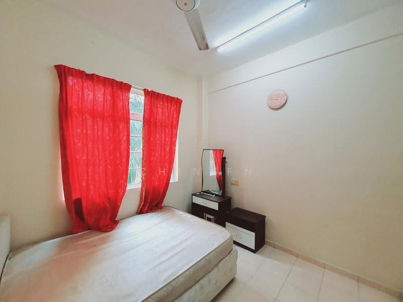 Pangsapuri untuk Disewa di Pangsapuri Bukit Beruang Bestari (University View) - CHIN FN - Bedroom - PropertyGuru.com.my