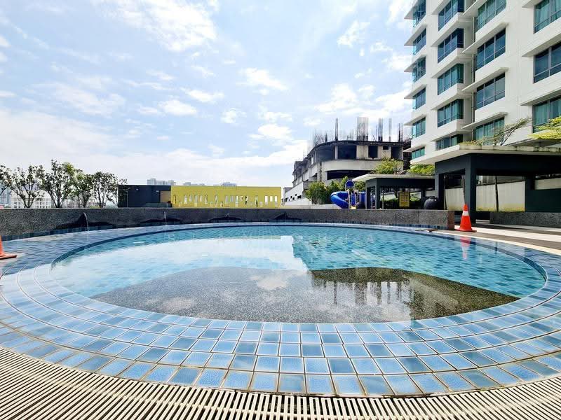 Kediaman Servis untuk Dijual di Vega Residensi 1 - Sean Chia - Pool - PropertyGuru.com.my