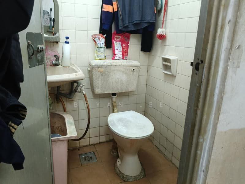 Pangsapuri untuk Dijual di Impiana Apartment - Bryan Lee - Bathroom - PropertyGuru.com.my