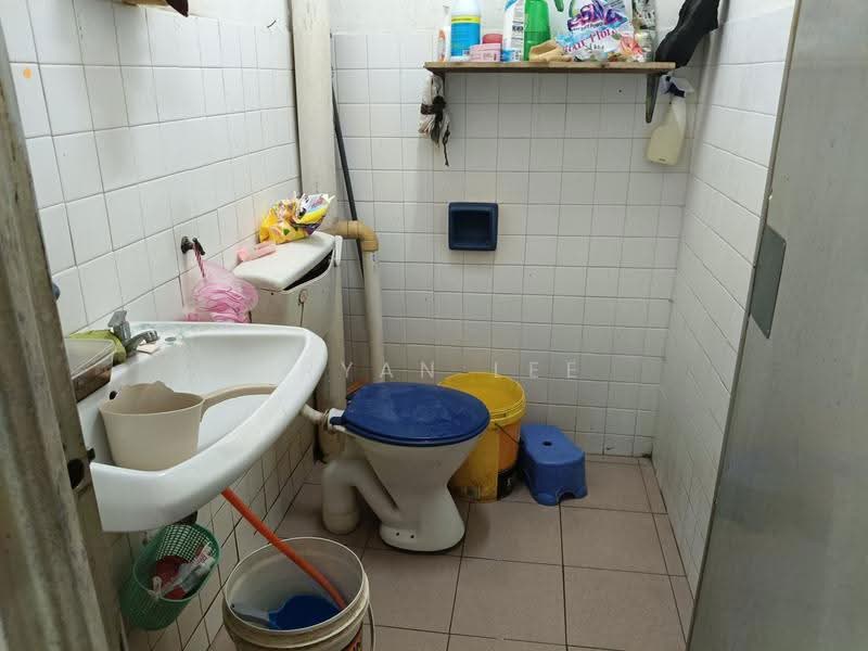 Pangsapuri untuk Dijual di Impiana Apartment - Bryan Lee - Bathroom - PropertyGuru.com.my