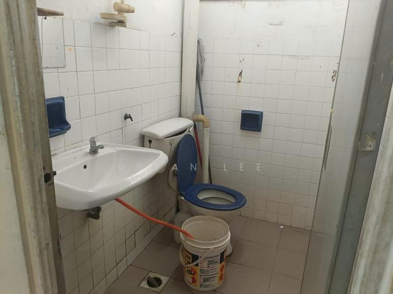 Pangsapuri untuk Dijual di Impiana Apartment - Bryan Lee - Bathroom - PropertyGuru.com.my