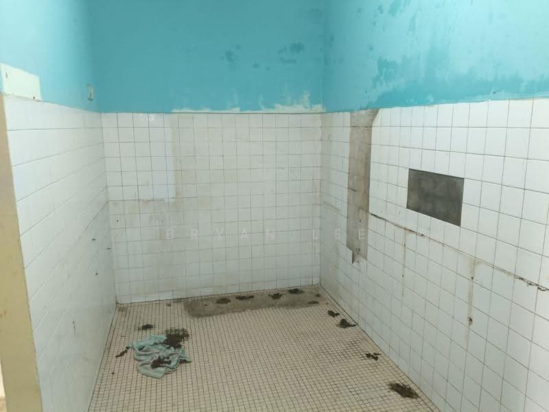 Pangsapuri untuk Dijual di Impiana Apartment - Bryan Lee - Bathroom - PropertyGuru.com.my