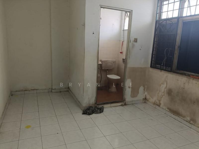 Pangsapuri untuk Dijual di Impiana Apartment - Bryan Lee - Bathroom - PropertyGuru.com.my