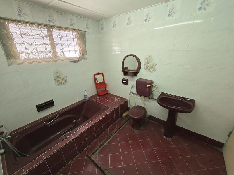 Bungalow House for Sale in Gunung Rapat (Ipoh) - Lee Muzi - Bathroom - PropertyGuru.com.my