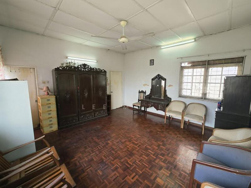 Bungalow House for Sale in Gunung Rapat (Ipoh) - Lee Muzi - Living Room - PropertyGuru.com.my