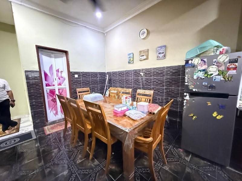 1.5-storey Terraced House for Sale in Taman Sungai Kapar Indah (Kapar) - Mohammad Din Majid - Dining Room - PropertyGuru.com.my