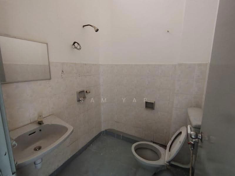 2-storey Terraced House for Sale in Taman Sri Putra Mas (Sungai Buloh) - Sam Yap - Bathroom - PropertyGuru.com.my