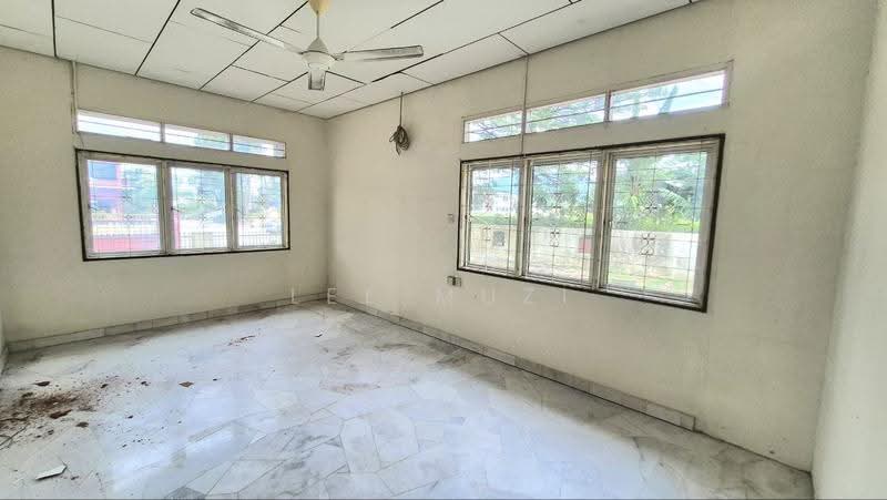 Rumah Banglo untuk Dijual di Taman Lim (Ipoh) - Lee Muzi - Living Room - PropertyGuru.com.my