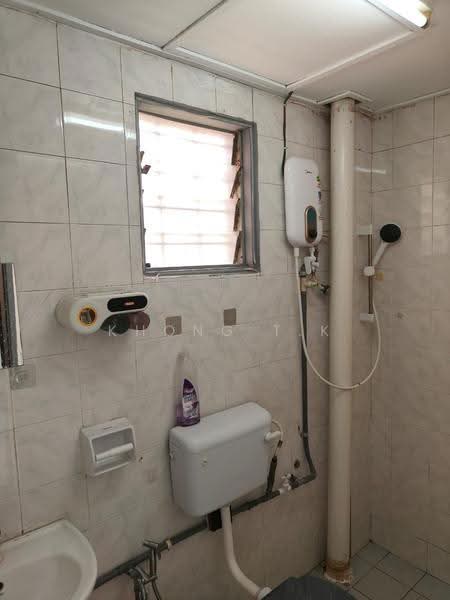 Apartment for Rent at Pangsapuri Sri Kemuning - Khong T.K - Master Bathroom - PropertyGuru.com.my
