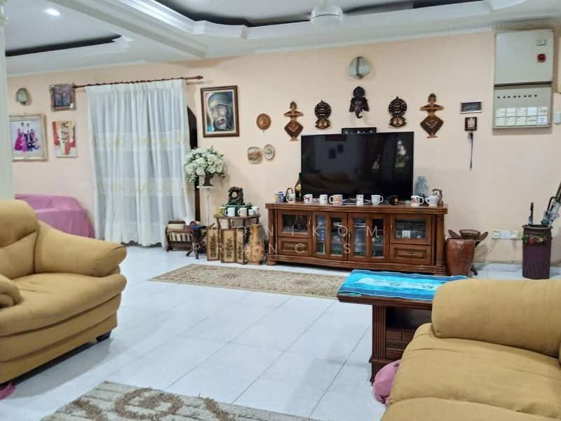 Bungalow House for Sale in Seksyen 4 (Petaling Jaya) - F.Ronikom Francis - Living Room - PropertyGuru.com.my
