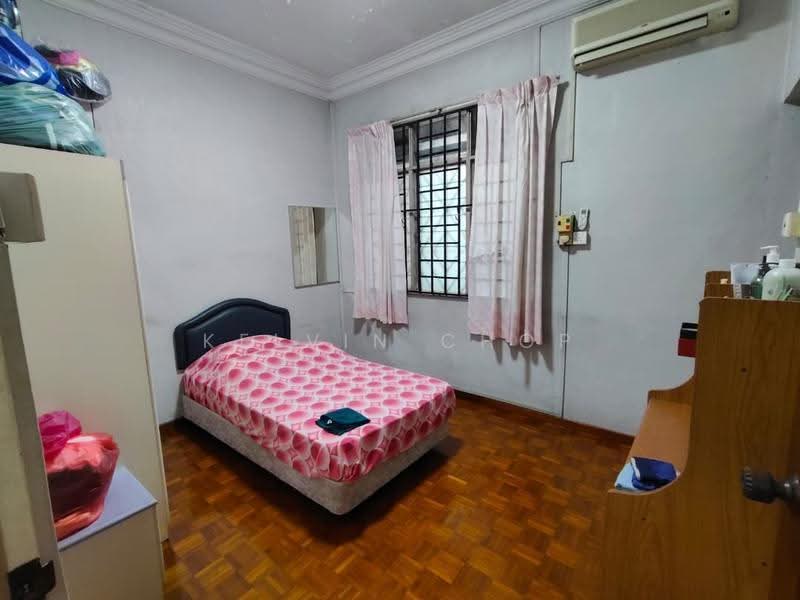 2-storey Terraced House for Sale in Taman Johor Jaya (Johor Bahru) - Kelvin Chop - Bedroom - PropertyGuru.com.my