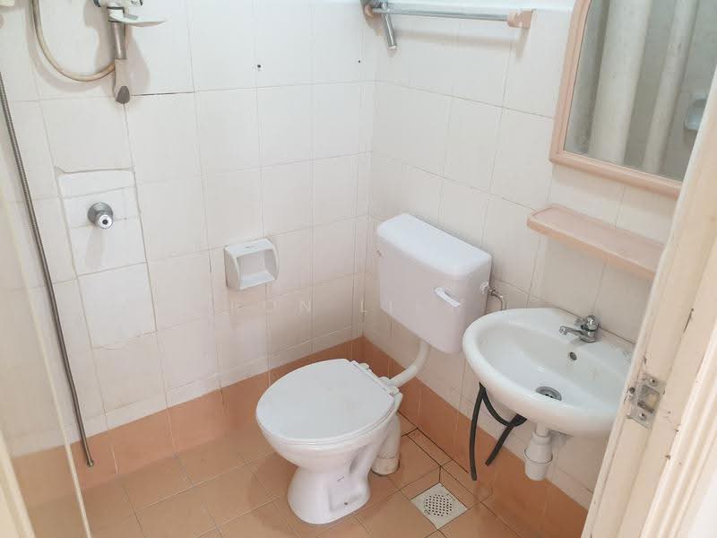 Apartment for Sale at Serdang Villa Apartment - Ron Liew - Bathroom - PropertyGuru.com.my