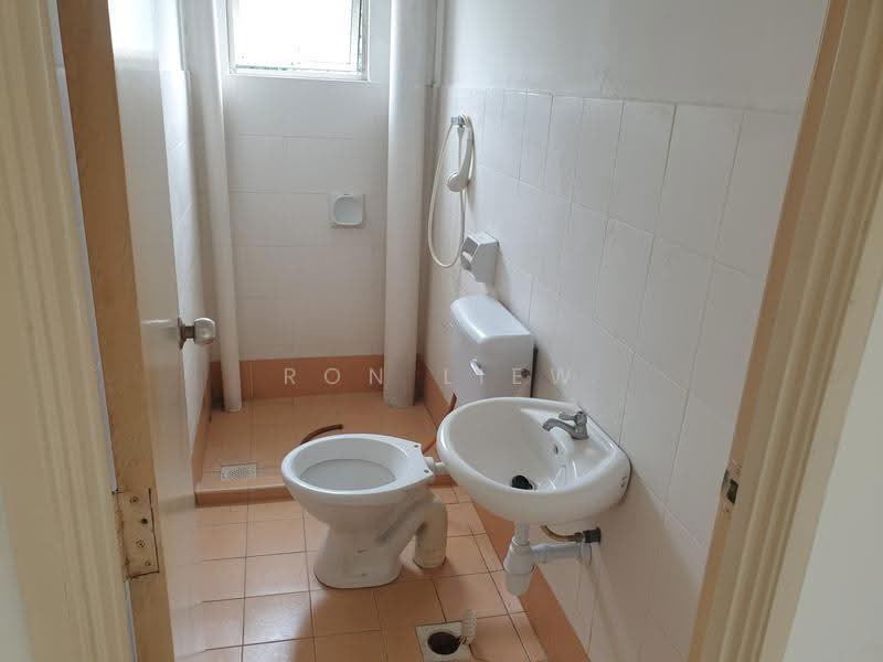 Apartment for Sale at Serdang Villa Apartment - Ron Liew - Bathroom - PropertyGuru.com.my