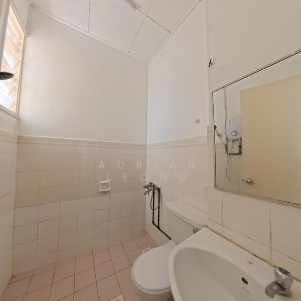 2-storey Terraced House for Sale in Bandar Kinrara (Selangor) - Adrian Leong - Bathroom - PropertyGuru.com.my