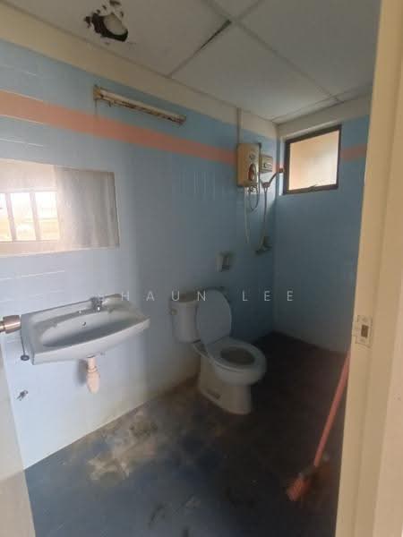 Kondominium untuk Disewa di Indah Villa Condominium - Shaun Lee - Bathroom - PropertyGuru.com.my