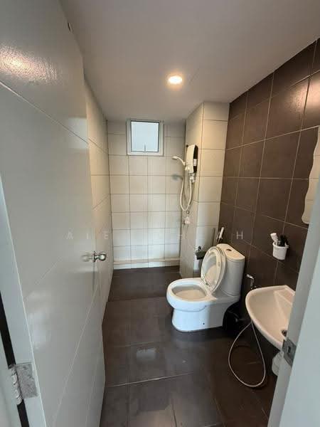 Kondominium untuk Disewa di Fairview Residence - Alex Cheah - Bathroom - PropertyGuru.com.my