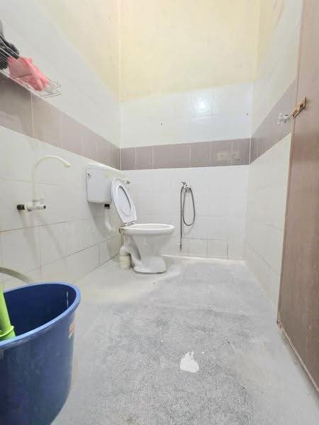 Rumah Teres untuk Dijual di Kampung Batu 9 Kebun Baru (Telok Panglima Garang) - Mohd Aizat Saiful Bahri - Bathroom - PropertyGuru.com.my