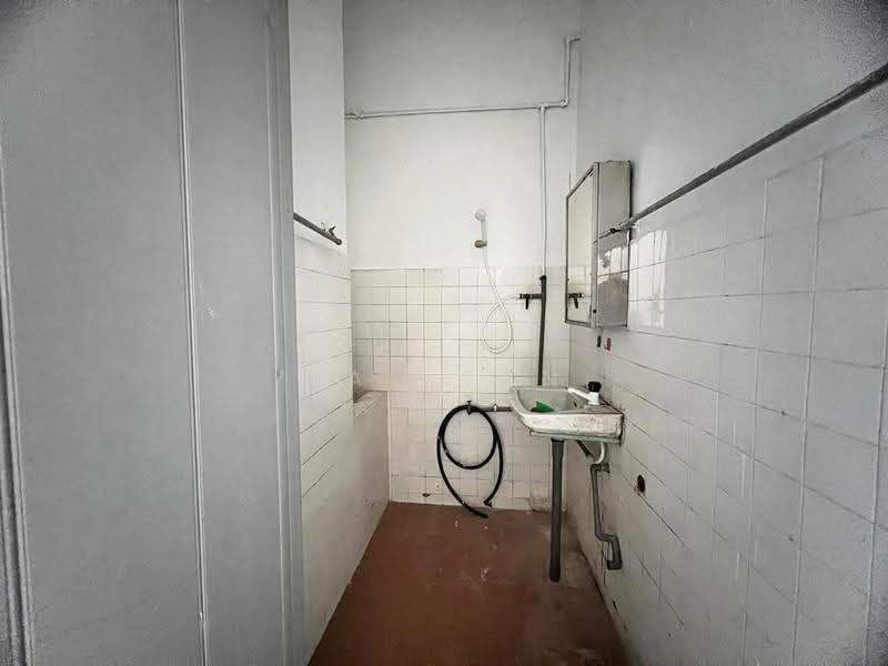1-storey Terraced House for Sale in Taman Desa Kluang (Kluang) - May Tan - Bathroom - PropertyGuru.com.my