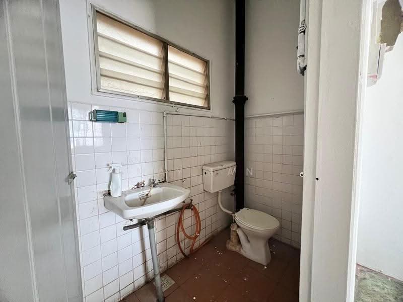 1-storey Terraced House for Sale in Taman Desa Kluang (Kluang) - May Tan - Bathroom - PropertyGuru.com.my
