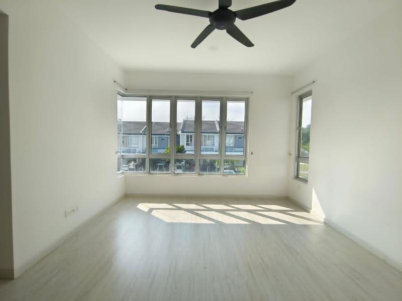 Rumah Teres 2-Tingkat untuk Disewa di Rawang (Selangor) - Tris Jong - Living Room - PropertyGuru.com.my