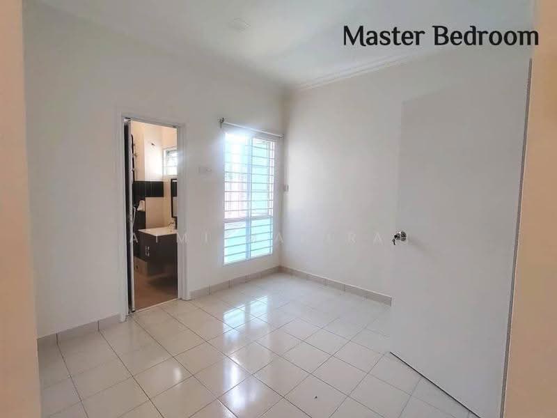 2.5-storey Terraced House for Sale in Taman Puncak Saujana (Kajang) - Aimi Mahirah - Master Bedroom - PropertyGuru.com.my