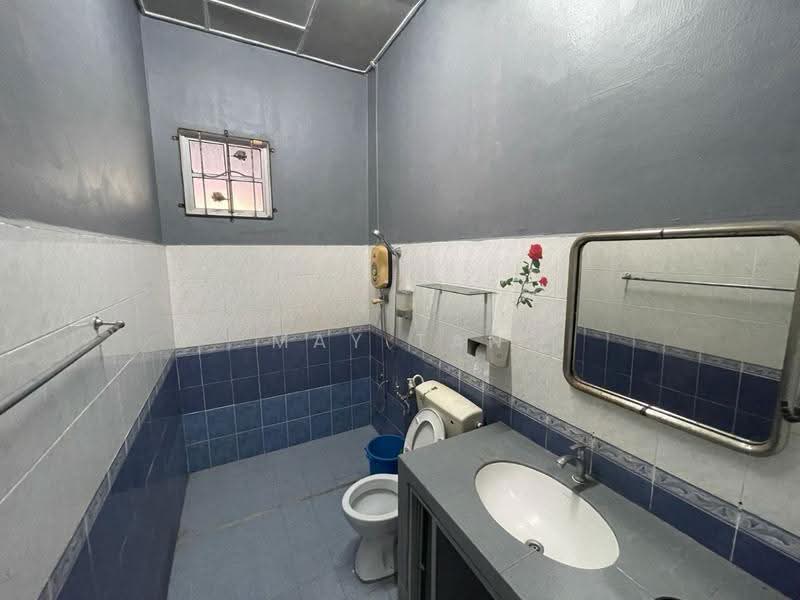 Rumah Teres 2-Tingkat untuk Dijual di Taman Sri Kluang (Kluang) - May Tan - Bathroom - PropertyGuru.com.my
