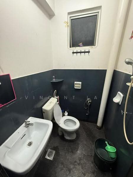 Pangsapuri untuk Disewa di Nusa Bestari Shoplot Apartment - Vincent Lai - Bathroom - PropertyGuru.com.my