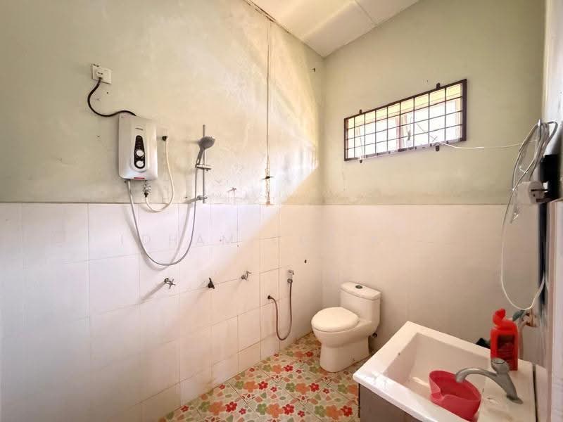 Rumah Banglo untuk Dijual di Perkampungan Sungai Isap Jaya (Kuantan) - Idham Che'Ali - Bathroom - PropertyGuru.com.my