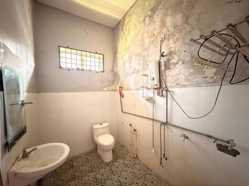 Rumah Banglo untuk Dijual di Perkampungan Sungai Isap Jaya (Kuantan) - Idham Che'Ali - Bathroom - PropertyGuru.com.my