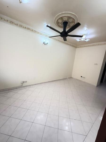 Rumah Flat untuk Disewa di Rumah Pangsa Nilam Sari - Sam Chan - Living Room - PropertyGuru.com.my
