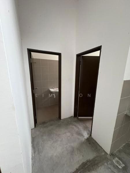 Terrace Factory for Sale in Telok Panglima Garang (Selangor) - Lim Jeon - Bathroom - PropertyGuru.com.my