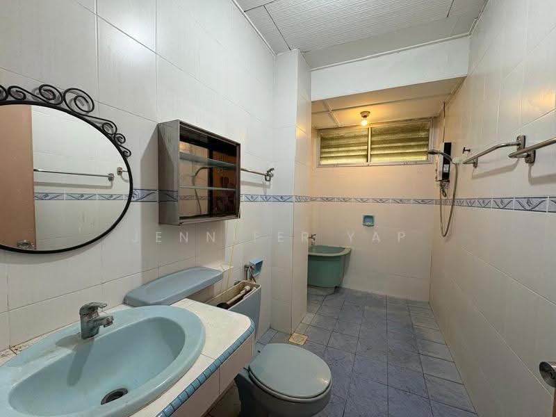 2-storey Terraced House for Sale in Taman Desa (Kuala Lumpur) - Jennifer Yap - Upstairs common bathroom - PropertyGuru.com.my