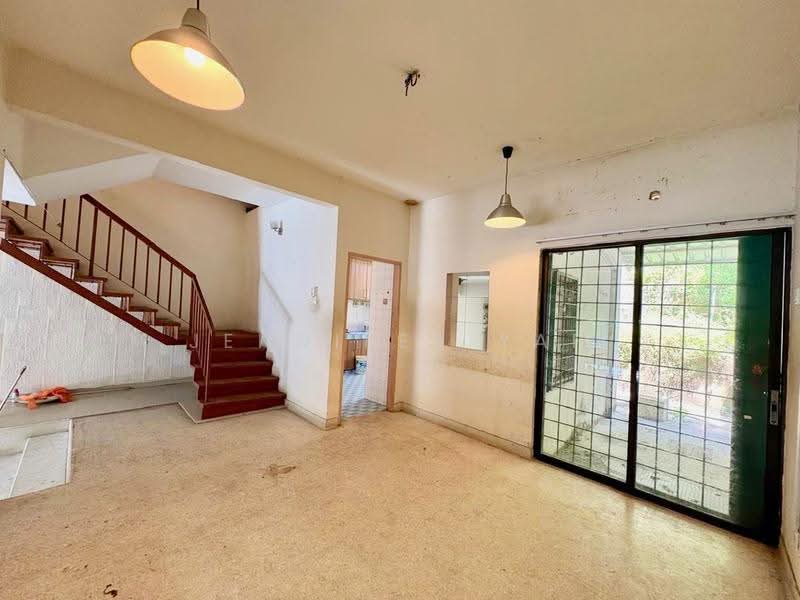 2-storey Terraced House for Sale in Taman Desa (Kuala Lumpur) - Jennifer Yap - Dining and exit to garden - PropertyGuru.com.my