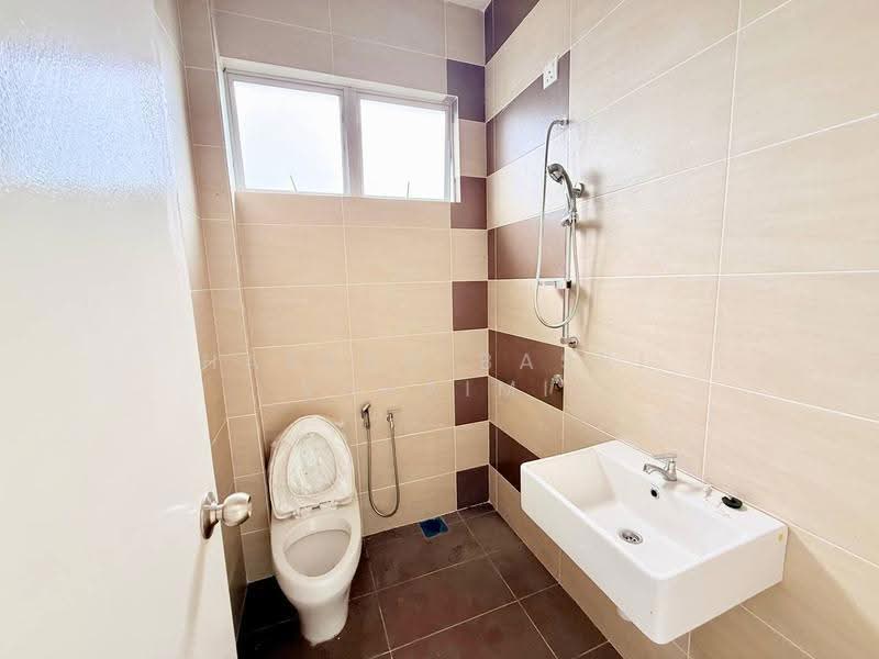 Bungalow House for Sale in Seremban (Negeri Sembilan) - Hassan Basri Suhaimi - Bathroom - PropertyGuru.com.my