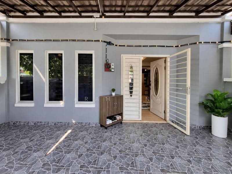 Rumah Teres 1-Tingkat untuk Dijual di Sungai Buloh (Selangor) - Farah Dina - Entrance - PropertyGuru.com.my