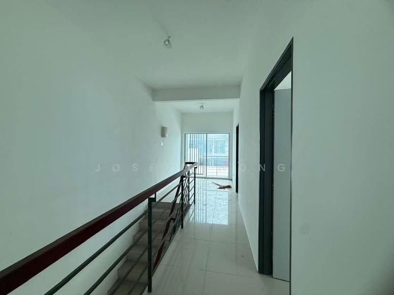Rumah Berkembar untuk Dijual di Panorama Lapangan Saujana (Green Park) (Ipoh) - Joseph Wong - Corridor - PropertyGuru.com.my