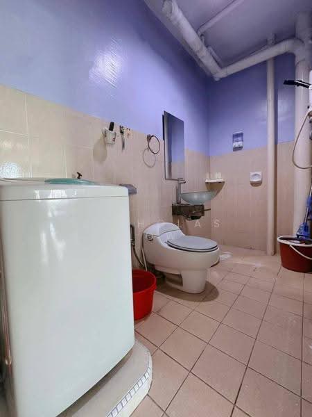 Apartment for Rent at Lake View Suites - Nicholas Low - Bathroom - PropertyGuru.com.my