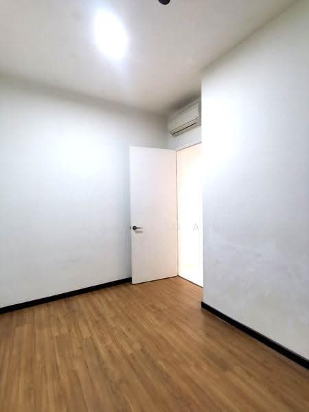 Kediaman Servis untuk Dijual di Eco Sky - Andy Gan - Bedroom - PropertyGuru.com.my