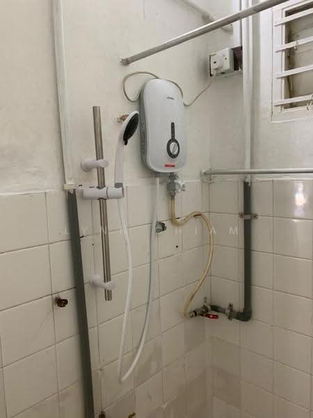 Rumah Teres untuk Disewa di Taman Century (Johor Bahru) - Lynn Chiam - Bathroom - PropertyGuru.com.my