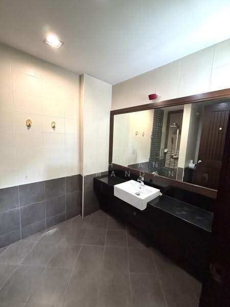 Fifth bathroom