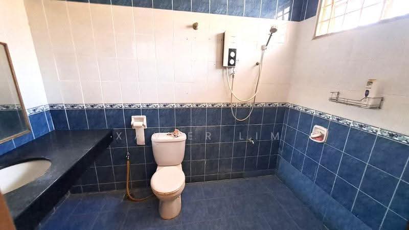 2-storey Terraced House for Sale in Desa Melati (Nilai) - Xavier Lim - Master Bedroom Bathroom - PropertyGuru.com.my