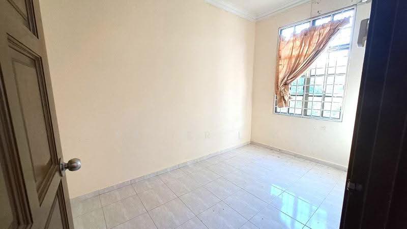 2-storey Terraced House for Sale in Desa Melati (Nilai) - Xavier Lim - GF Room - PropertyGuru.com.my
