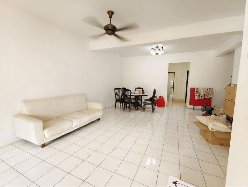 Rumah Teres 2-Tingkat untuk Dijual di Taman Puncak Jalil (Seri Kembangan) - Azli Ibrahim - Living Room - PropertyGuru.com.my