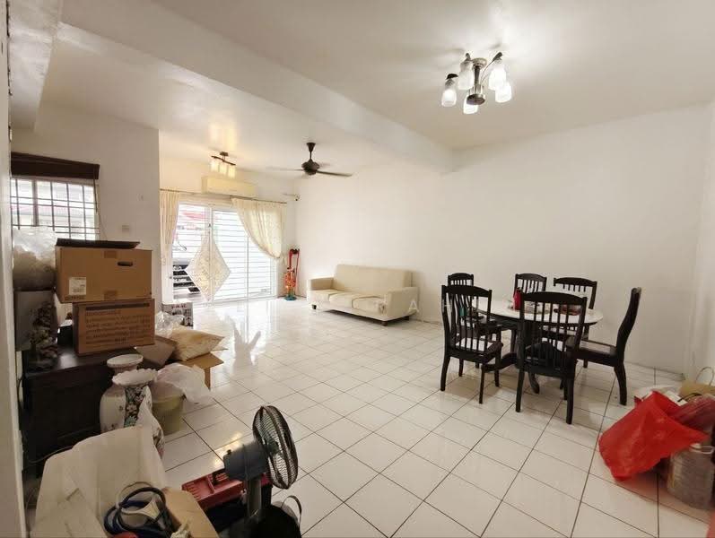 Rumah Teres 2-Tingkat untuk Dijual di Taman Puncak Jalil (Seri Kembangan) - Azli Ibrahim - Living Room - PropertyGuru.com.my