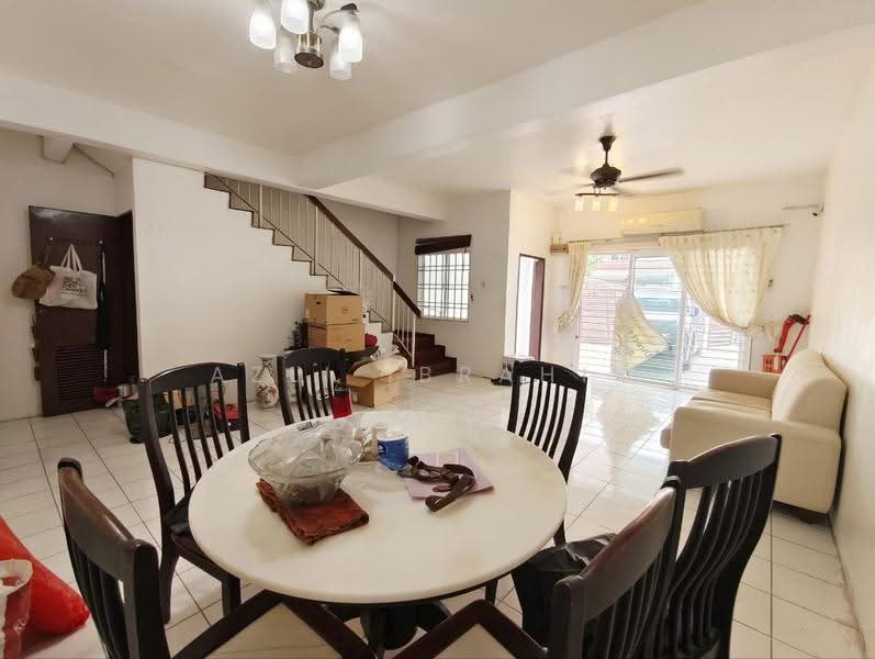Rumah Teres 2-Tingkat untuk Dijual di Taman Puncak Jalil (Seri Kembangan) - Azli Ibrahim - Living Room - PropertyGuru.com.my