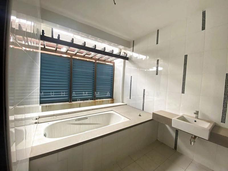 3-storey Terraced House for Sale in Seksyen U16 (Shah Alam) - Muhammad Iqmal Rahiman - Bathroom - PropertyGuru.com.my