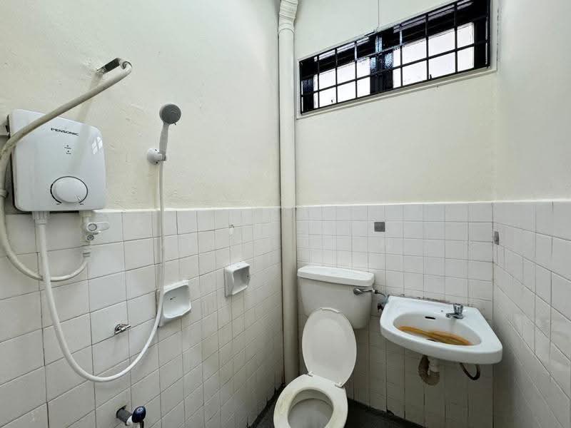 1.5-storey Terraced House for Rent in Taman Molek (Johor Bahru) - April Chin - Bathroom - PropertyGuru.com.my