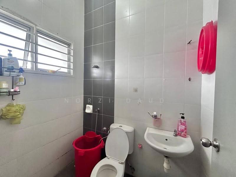 Terraced House for Sale in Bandar Putera 2 (Klang) - Norzi Daud - Bathroom - PropertyGuru.com.my