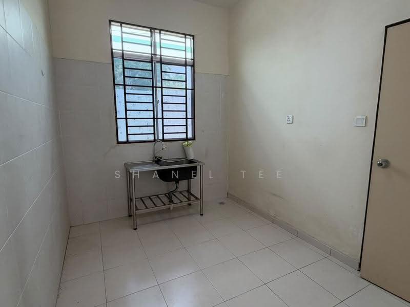 1-storey Terraced House for Sale in Taman Kluang Indah (Kluang) - Shanel Tee - Kitchen - PropertyGuru.com.my